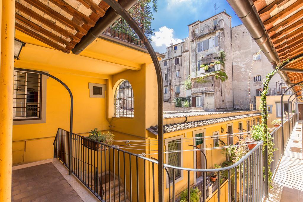 Campo De' Fiori Stylish White Apartment โรม ภายนอก รูปภาพ