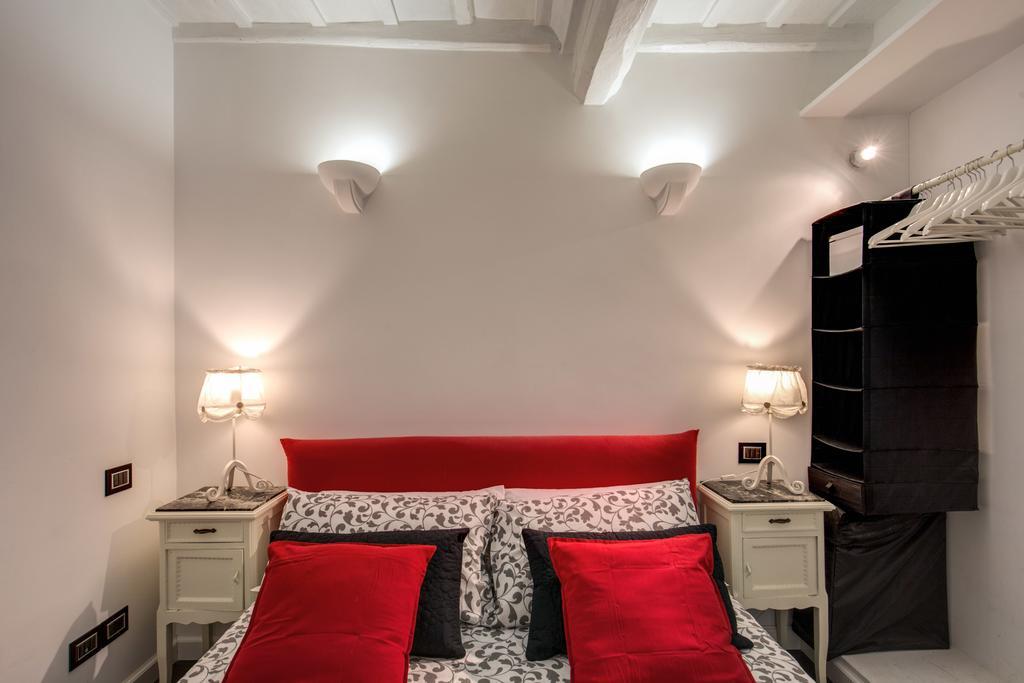 Campo De' Fiori Stylish White Apartment โรม ภายนอก รูปภาพ