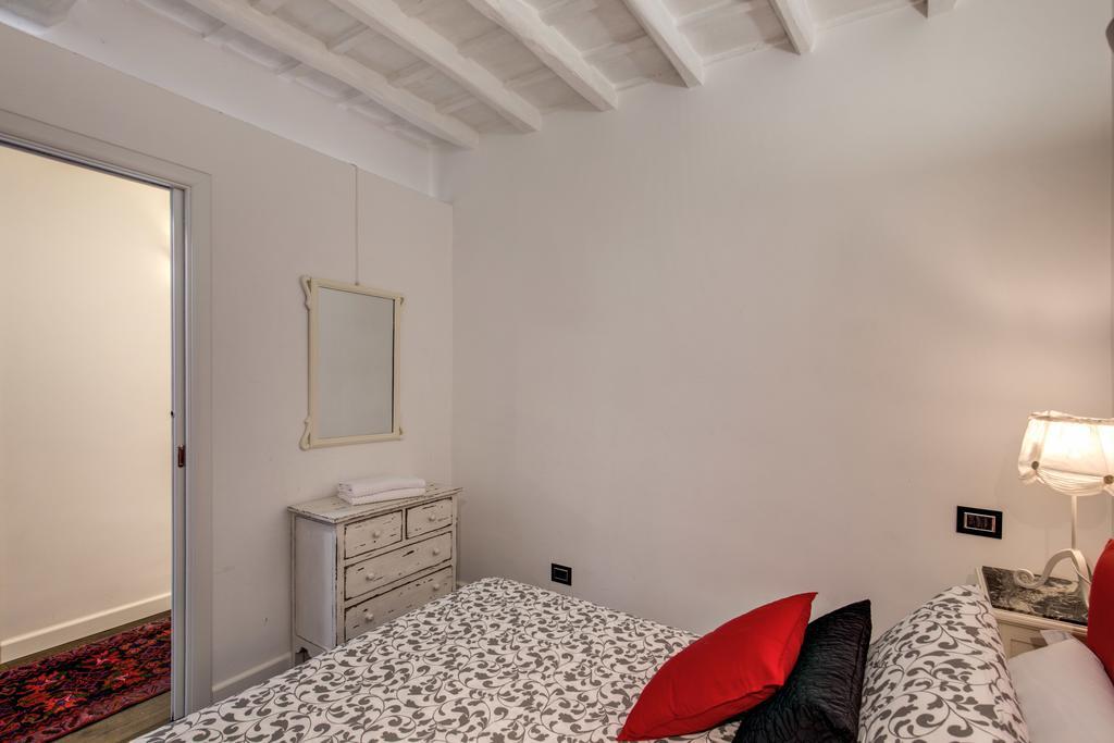 Campo De' Fiori Stylish White Apartment โรม ภายนอก รูปภาพ