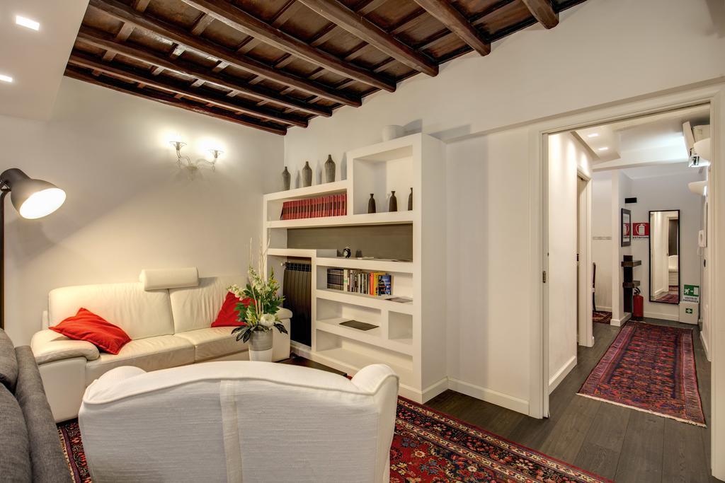 Campo De' Fiori Stylish White Apartment โรม ภายนอก รูปภาพ