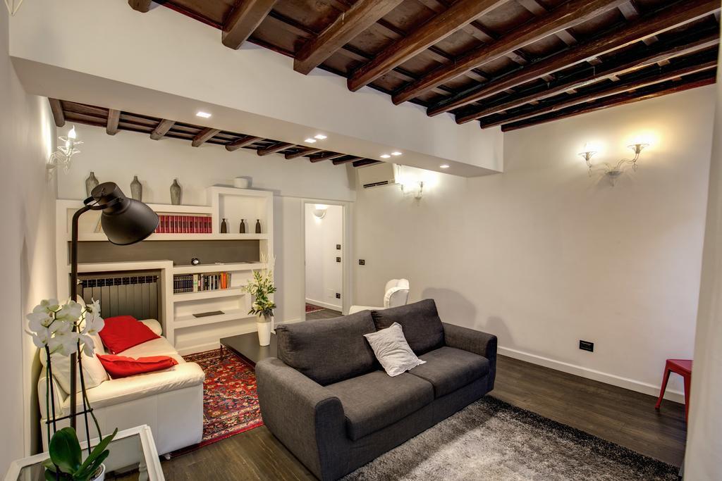 Campo De' Fiori Stylish White Apartment โรม ภายนอก รูปภาพ