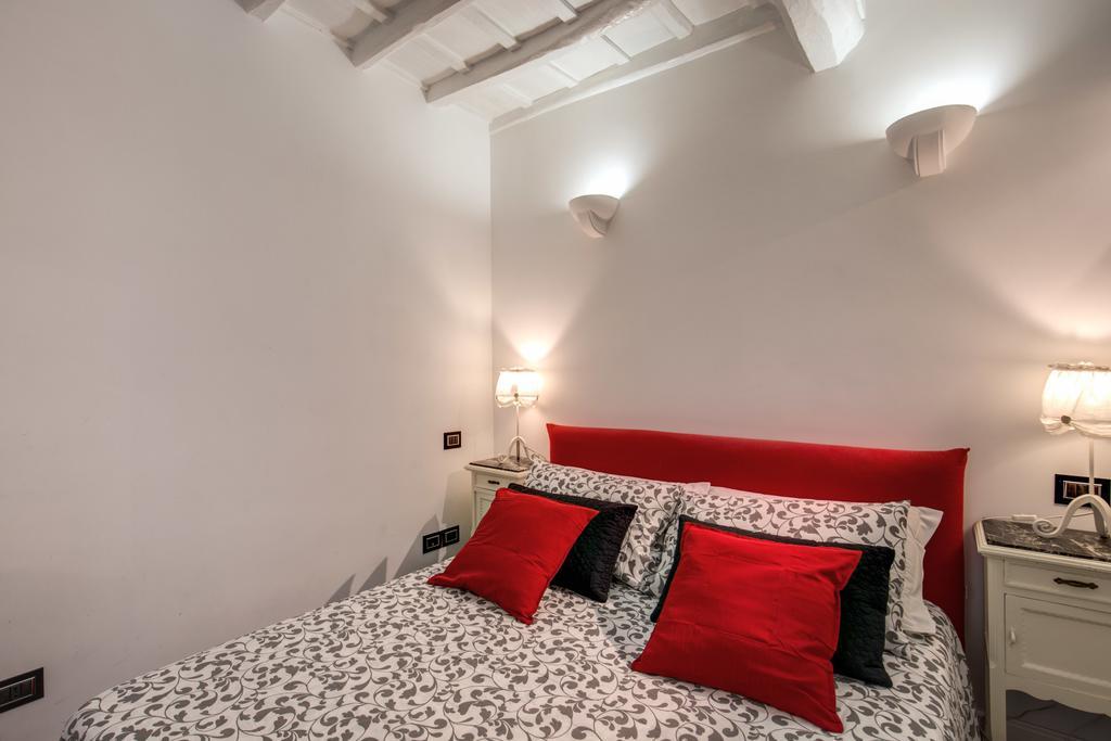 Campo De' Fiori Stylish White Apartment โรม ภายนอก รูปภาพ